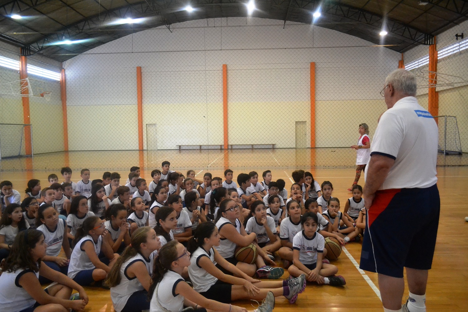 Lula conversou com os alunos e tirou dúvidas sobre o esporte (Foto: Franca Basquete)